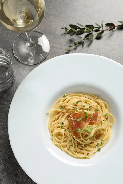 Prosciutto Mikroyeşillikli Lezzetli Spagetti Gri Masada Servis Edilir Makarna Yemeğinin — Stok fotoğraf