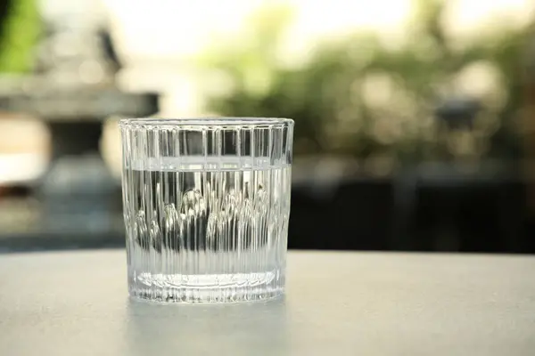 屋外の明るい灰色のテーブルの淡水のガラス クローズアップ テキスト用スペース — ストック写真
