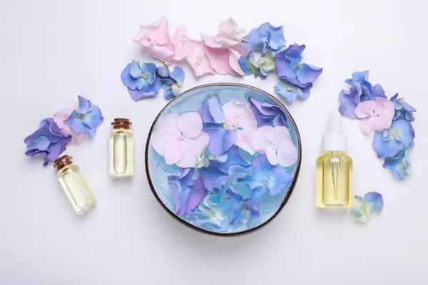 Složení Lázní Aromatická Voda Misce Květiny Láhve Esenciálního Oleje Bílém — Stock fotografie