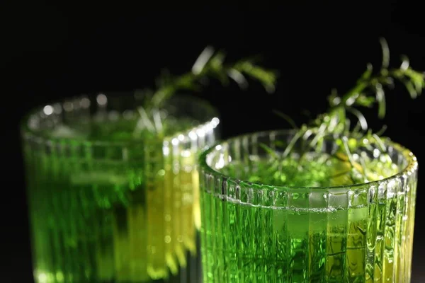 Briller Hjemmelaget Forfriskende Tarragon Drikke Svart Bakgrunn Nærbilde – stockfoto