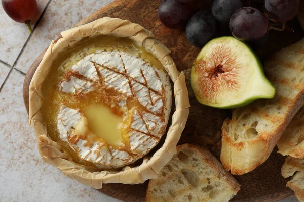 テイスティングブリーチーズと軽いタイルテーブルの製品 フラットレイ — ストック写真