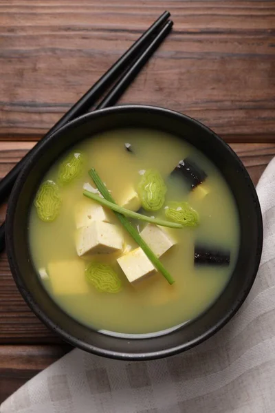 Miska Pysznej Zupy Miso Tofu Serwowane Drewnianym Stole Widok Góry — Zdjęcie stockowe