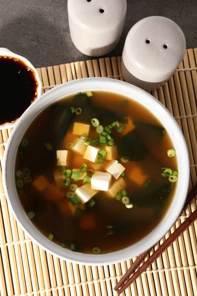 Miska Pysznej Zupy Miso Tofu Serwowane Szarym Stole Płaski Leżak — Zdjęcie stockowe