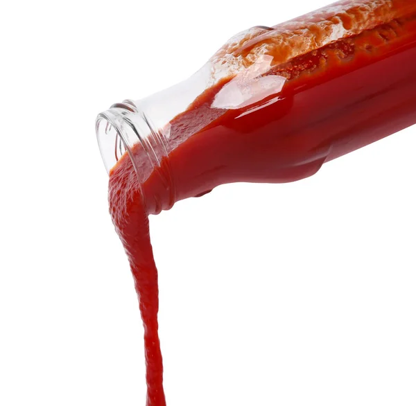 从隔离在白色上的玻璃瓶中倒入鲜红的番茄酱 — 图库照片