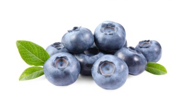 Taze olgun yaban mersini yığını ve yapraklar beyaz üzerine izole edilmiş.