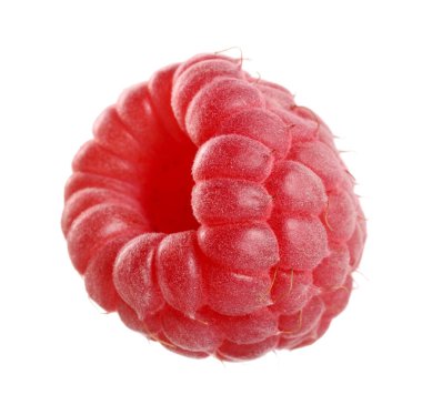 Lezzetli olgun bir ahududu beyaza izole edilmiş.