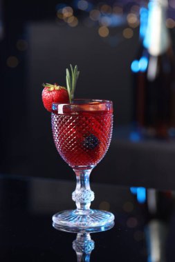 Bardaki tezgahta bir bardak nefis taze sangria.