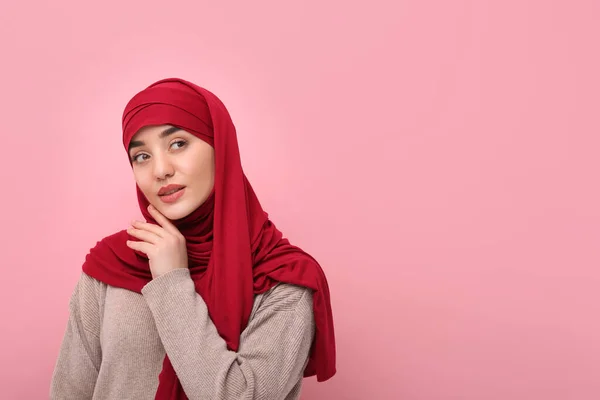 ピンクの背景にヒジャーブのムスリム女性の肖像 テキストのためのスペース — ストック写真