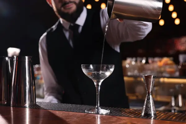 Barmen Tezgahta Taze Martini Kokteyli Hazırlıyor — Stok fotoğraf