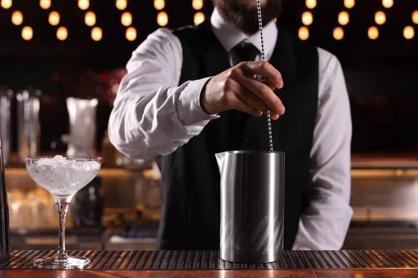 Barman Przygotowujący Świeży Koktajl Alkoholowy Przy Barze Zbliżenie — Zdjęcie stockowe