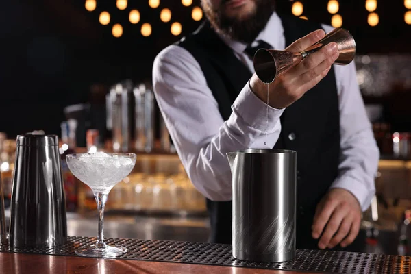 Barman Připravuje Čerstvý Alkoholický Koktejl Baru Detailní Záběr — Stock fotografie
