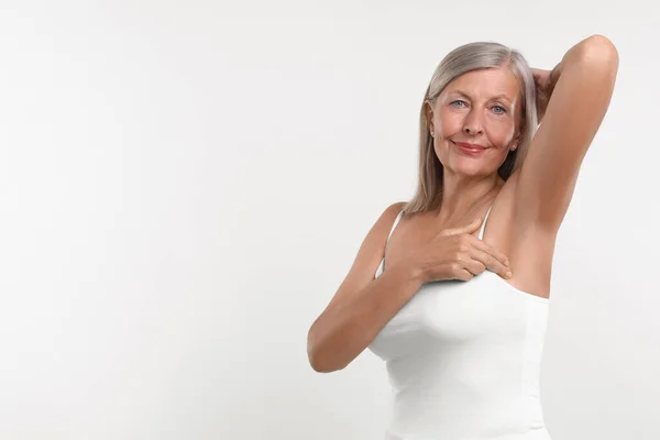 Wanita Senior Cantik Yang Melakukan Pemeriksaan Payudara Pada Latar Belakang — Stok Foto