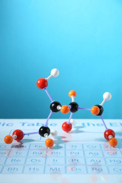 Molekuláris Modell Periódusos Rendszerben Világoskék Háttérrel — Stock Fotó