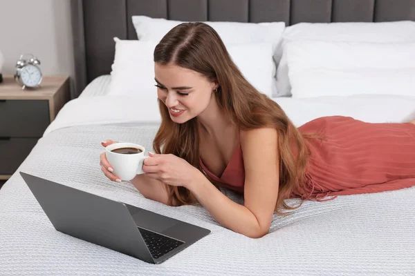 Щаслива Жінка Чашкою Кави Ноутбуком Ліжку Спальні — стокове фото