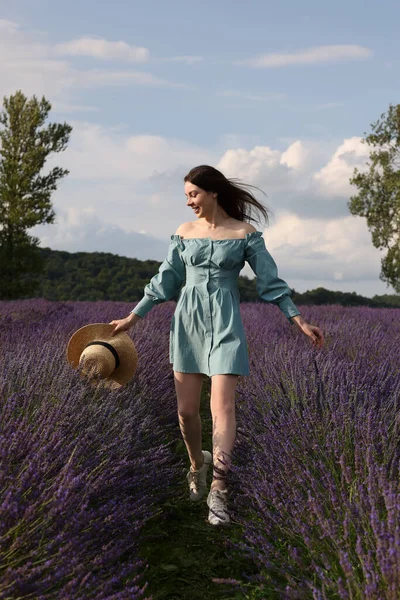 Glimlachende Vrouw Met Hoed Lavendelveld — Stockfoto