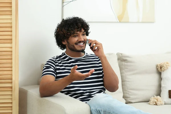 Bonito Sorridente Homem Assumindo Smartphone Quarto — Fotografia de Stock