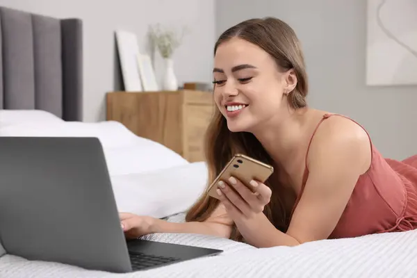 Femeie Fericită Smartphone Laptop Pat Dormitor — Fotografie, imagine de stoc