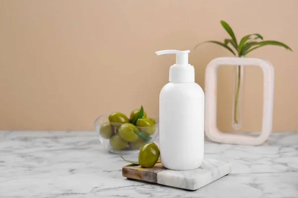 Fles Cosmetisch Product Met Etherische Olijfolie Witte Marmeren Tafel Ruimte — Stockfoto
