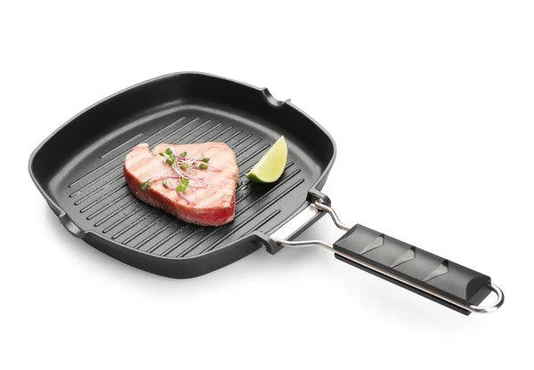 Lahodný Tuňákový Steak Limetkou Grilované Pánvi Bílém Pozadí — Stock fotografie