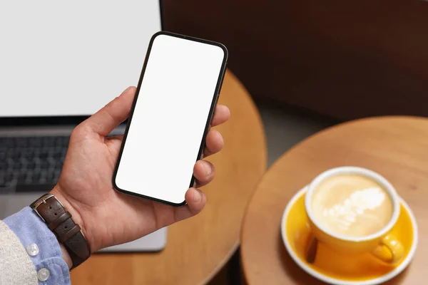 Homme Utilisant Son Smartphone Dans Café Gros Plan — Photo
