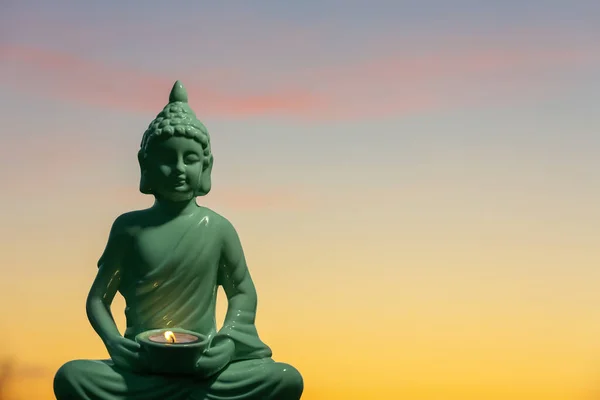 Dekorative Buddhastatue Mit Brennender Kerze Freien Bei Sonnenuntergang Raum Für — Stockfoto