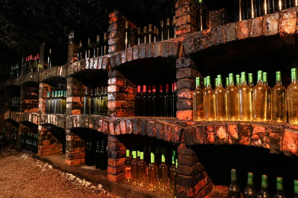Πολλά Μπουκάλια Από Διαφορετικά Ποτά Αλκοόλ Στα Ράφια Στο Κελάρι — Φωτογραφία Αρχείου