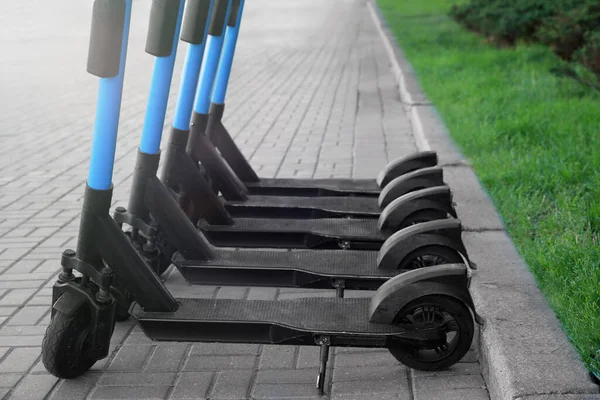 近代的な電動スクーターの多くは舗装に駐車した レンタルサービス — ストック写真