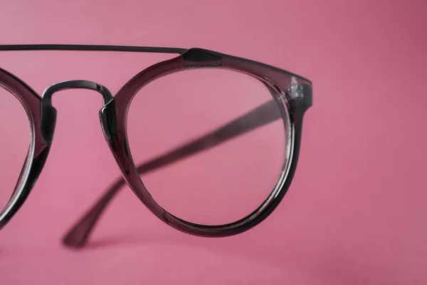 Stylowa Para Okularów Plastikową Ramą Różowym Tle Zbliżenie — Zdjęcie stockowe