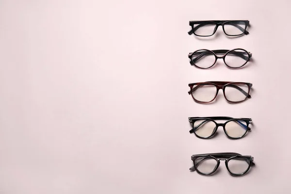 Viele Verschiedene Stylische Gläser Auf Hellgrauem Hintergrund Flach Gelegt Raum — Stockfoto