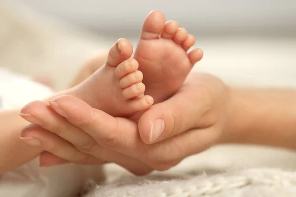 Mor Håller Sitt Nyfödda Barn Närbild Fötterna Härlig Familj — Stockfoto