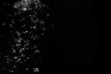 Siyah arkaplanda suda hava kabarcıkları, metin için boşluk