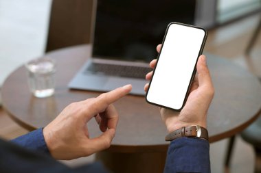 Kapalı mekanda cep telefonu kullanan adam, yakın plan. Metin için boşluk