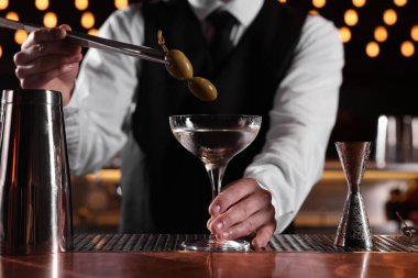 Barmen tezgahta taze Martini kokteyli hazırlıyor.