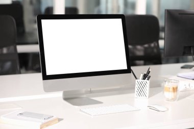 Ofisteki beyaz masadaki modern bilgisayar. Tasarım için model