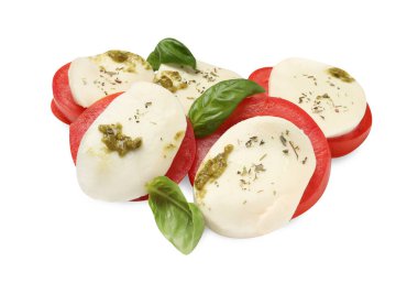 Mozarella, domates, fesleğen ve pesto soslu lezzetli Caprese salatası.