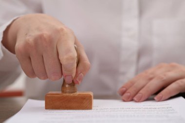 Masada belgeyi damgalayan kadın, yakın plan görünümü