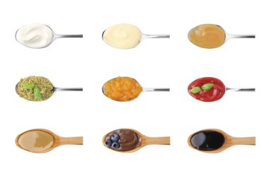 Farklı yiyeceklerle bembeyaz kaşıklar, üst görünüm