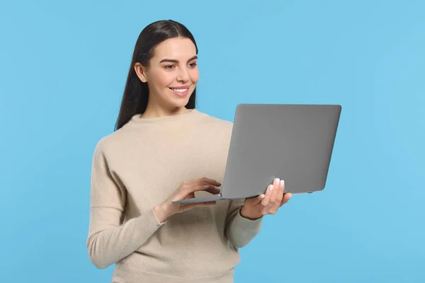 Mulher Feliz Usando Laptop Fundo Azul Claro — Fotografia de Stock