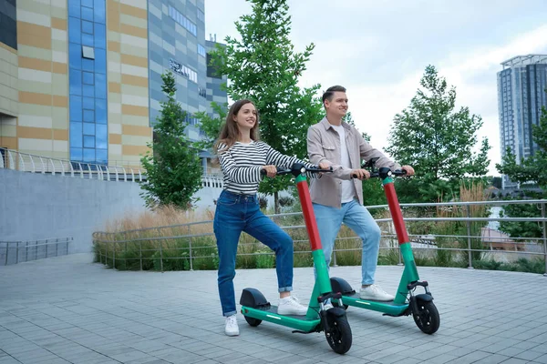 Glückliches Paar Mit Modernen Elektro Tretrollern Auf Der Stadtstraße — Stockfoto