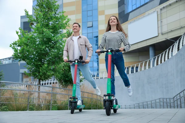 Gelukkig Paar Rijden Moderne Elektrische Kick Scooters Straat — Stockfoto