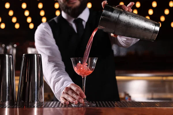 Barmen Tezgahta Martini Bardağında Taze Alkollü Kokteyl Hazırlıyor — Stok fotoğraf