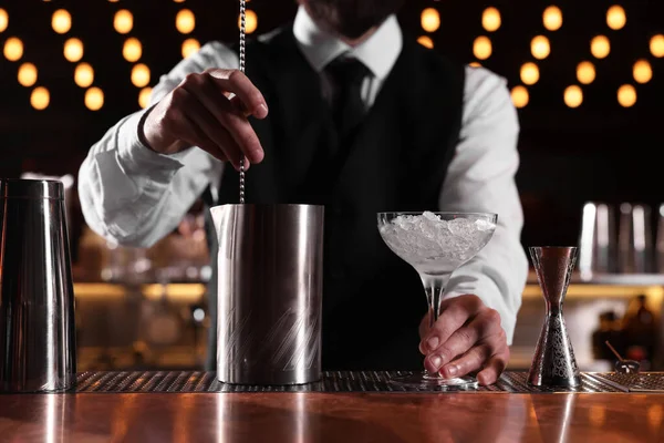Elinde Martini Bardağı Olan Barmen Tezgahta Taze Alkollü Kokteyl Hazırlıyor — Stok fotoğraf