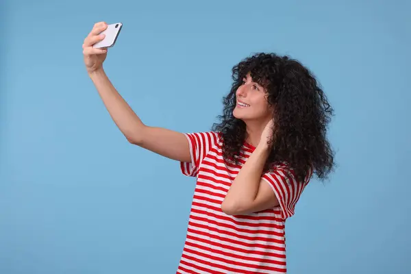 Όμορφη Νεαρή Γυναίκα Που Παίρνει Selfie Γαλάζιο Φόντο — Φωτογραφία Αρχείου