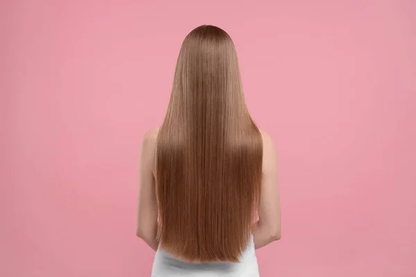 Жінка Здоровим Волоссям Рожевому Тлі Вид Ззаду — стокове фото