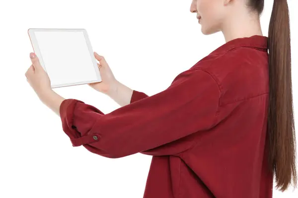 白い背景に白い画面のタブレットを保持している女性 クローズアップ デザインのモックアップ — ストック写真