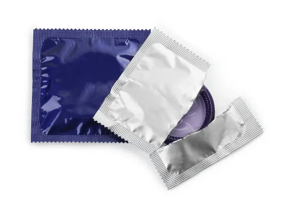 Pakatut Kondomit Valkoisella Taustalla Ylhäältä Katsottuna Turvallista Seksiä — kuvapankkivalokuva