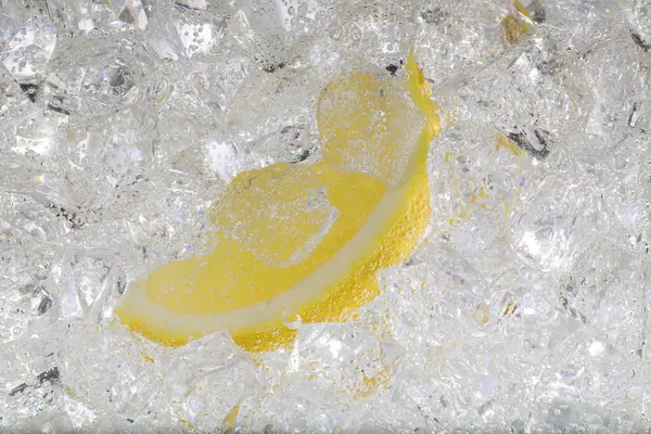 Fatia Limão Suculenta Cubos Gelo Água Com Gás Contra Fundo — Fotografia de Stock