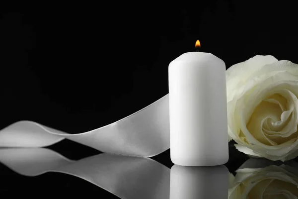 Brennende Kerze Weiße Rose Und Schleife Auf Schwarzer Spiegelfläche Der — Stockfoto