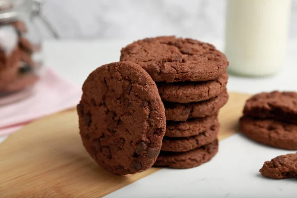 Biscuits Chocolat Savoureux Sur Panneau Bois Gros Plan — Photo