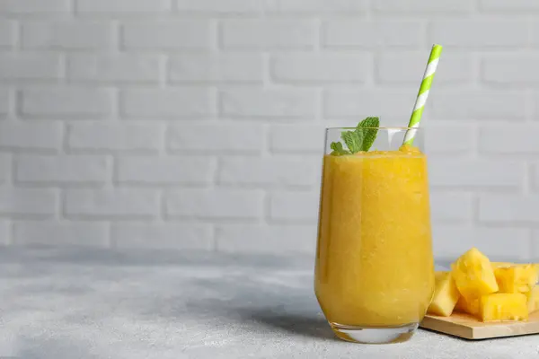 Glas Lekkere Ananas Smoothie Gesneden Fruit Lichtgrijze Tafel Ruimte Voor — Stockfoto